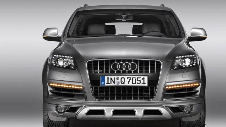 Front Pose Of 2010 Audi Q7 4.2 TDI In Grey